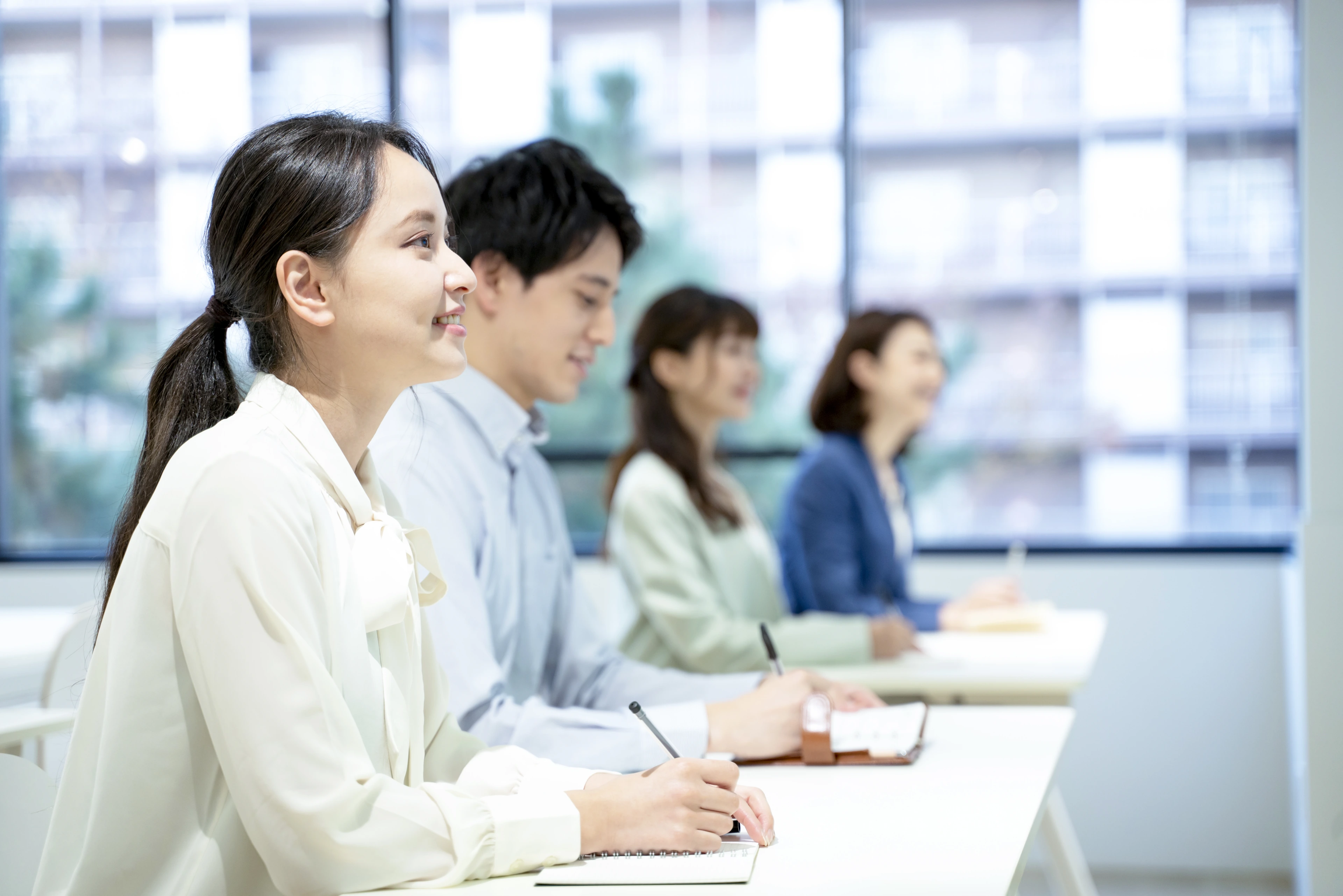 資料を前に事業について考える人たち。事業の挑戦を支える行政手続支援のイメージ写真。