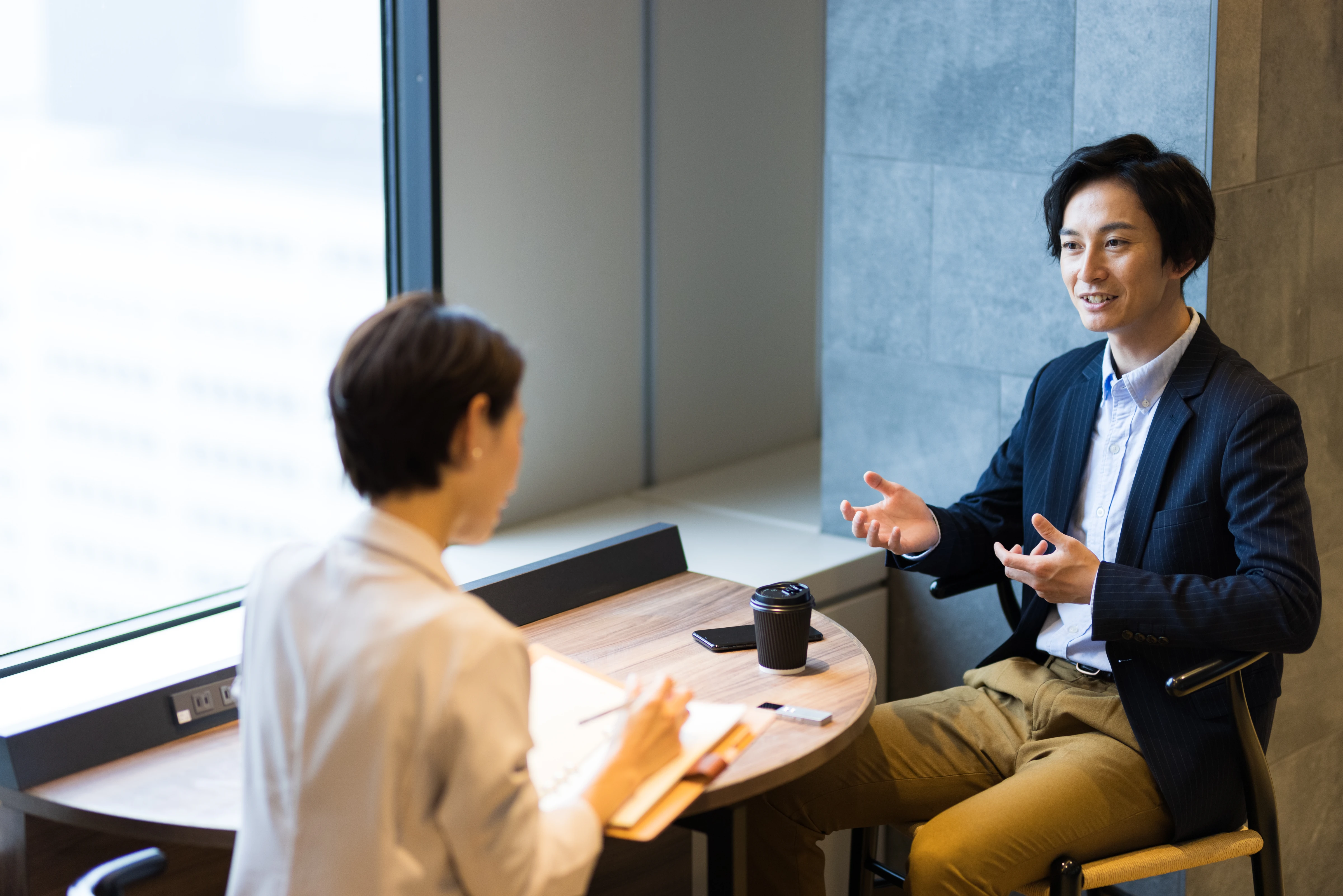 向かい合って話を聴き、事業の想いを共有する対話のイメージ